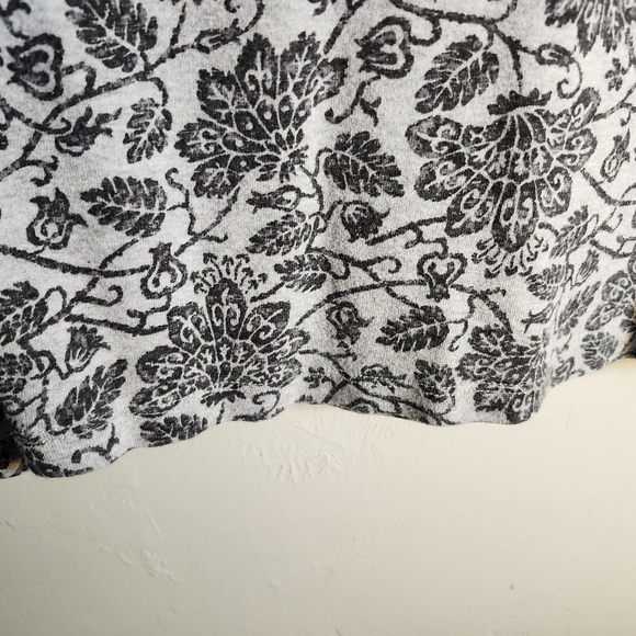 Chaps 100% Cotton Black and Gray Floral Blouse Knit Sz 2Z - Picture 5 of 9